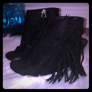 Women’s bootie black with fringe sz7.5